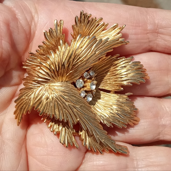 Trifari Textured 3D Gold Tone Rhinestones Center Leaf Design Signed VTG Brooch - Picture 8 of 16